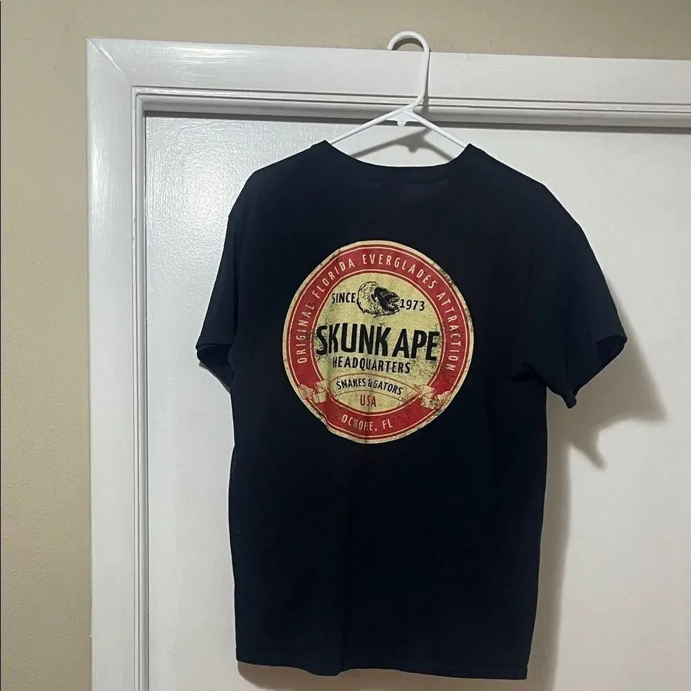 Black Skunk Ape Graphic T-Shirt size large